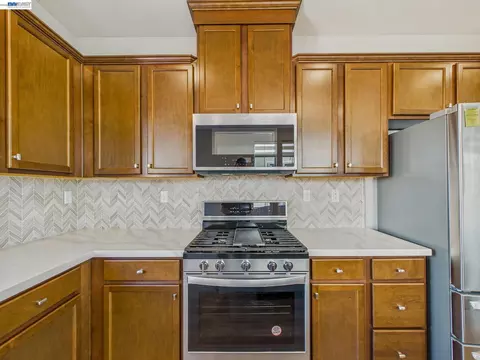 Kitchen - 233 E Central Pkwy, Mountain House, CA 95391 photo 5 of 6