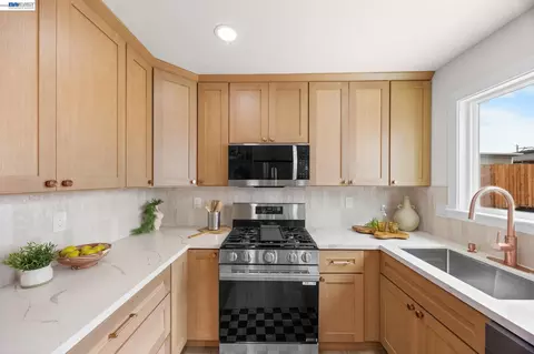 Kitchen - 460 Inverness Dr, Pacifica, CA 94044 photo 2 of 2