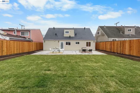 Exterior - 460 Inverness Dr, Pacifica, CA 94044 photo 4 of 5