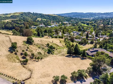 1966 Joseph Dr, Moraga, CA 94556