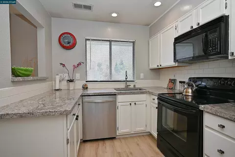 Kitchen - 94 Elder Dr #H, Pacheco, CA 94553 photo 2 of 6