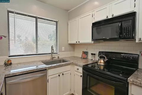 Kitchen - 94 Elder Dr #H, Pacheco, CA 94553 photo 4 of 6