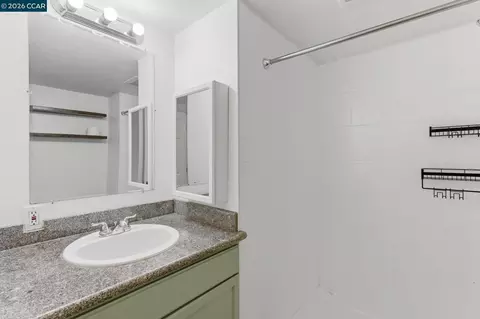 Bath - 1522 Harmon St, Berkeley, CA 94703 photo 3 of 5