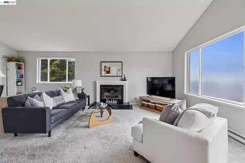 Living - 5003 Palmetto Ave #83, Pacifica, CA 94044 photo 3 of 5