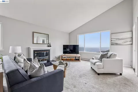Living - 5003 Palmetto Ave #83, Pacifica, CA 94044 photo 2 of 5