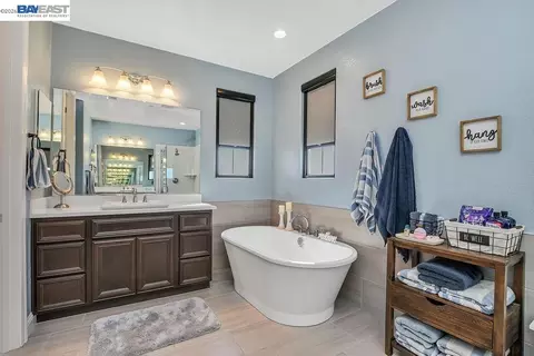 Bath - 4609 Margaret Adele Ln, Tracy, CA 95377 photo 3 of 4