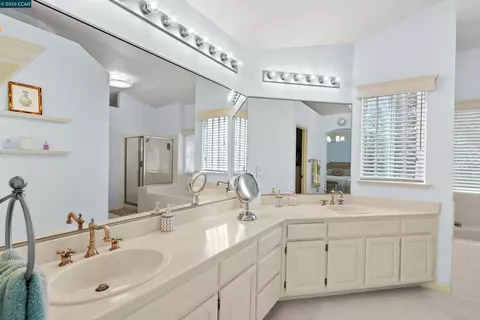 Bath - 5300 Clearbrook Dr, Concord, CA 94521 photo 3 of 6