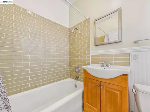 Bath - 2366 Cedar St #3, Berkeley, CA 94708 photo 1 of 1