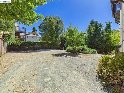 Exterior - 2366 Cedar St #3, Berkeley, CA 94708 photo 7 of 12