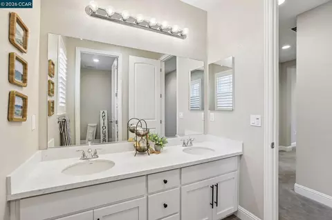Bath - 2565 Modena Dr, Pittsburg, CA 94565 photo 3 of 3