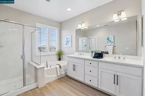 Bath - 2565 Modena Dr, Pittsburg, CA 94565 photo 2 of 3