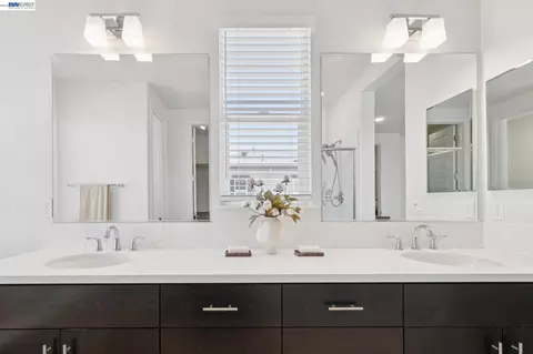 Bath - 472 Diller St, Alameda, CA 94501 photo 4 of 8