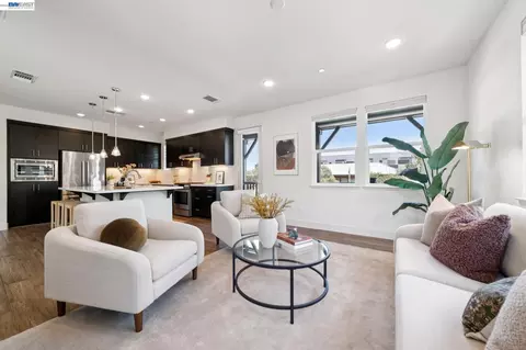 Living - 472 Diller St, Alameda, CA 94501 photo 1 of 1