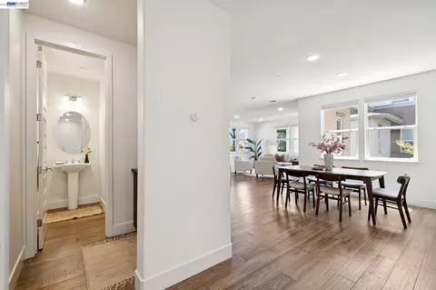 Entry Way - 472 Diller St, Alameda, CA 94501 photo 3 of 5