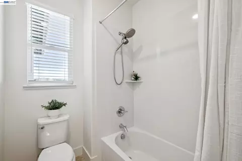 Bath - 472 Diller St, Alameda, CA 94501 photo 8 of 8