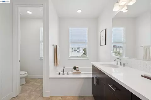 Bath - 472 Diller St, Alameda, CA 94501 photo 3 of 8