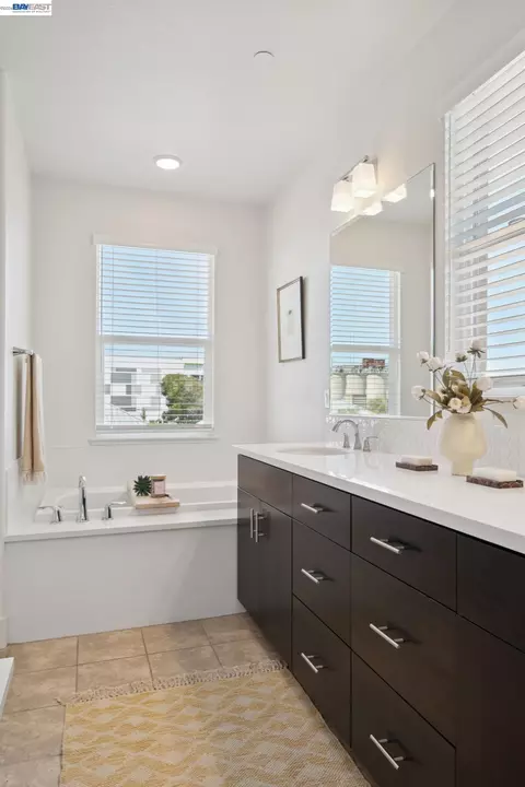 Bath - 472 Diller St, Alameda, CA 94501 photo 2 of 8
