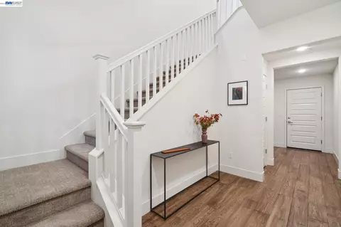 Entry Way - 472 Diller St, Alameda, CA 94501 photo 1 of 5