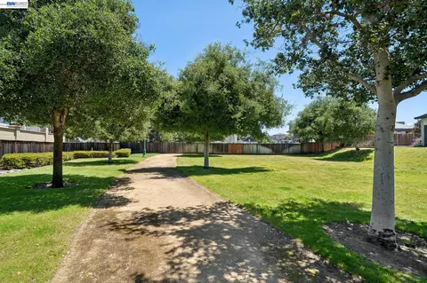 Exterior - 472 Diller St, Alameda, CA 94501 photo 5 of 7