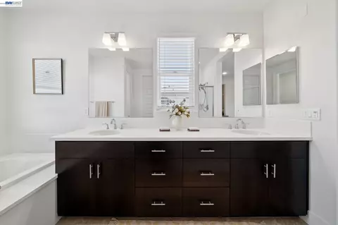 Bath - 472 Diller St, Alameda, CA 94501 photo 5 of 8