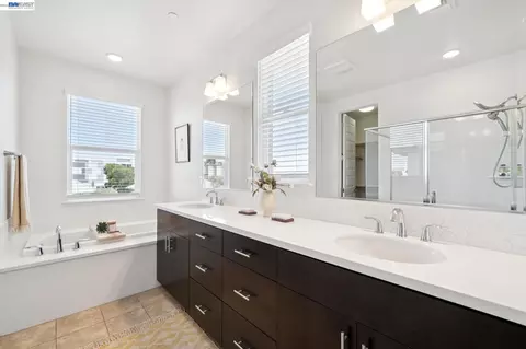 Bath - 472 Diller St, Alameda, CA 94501 photo 1 of 8