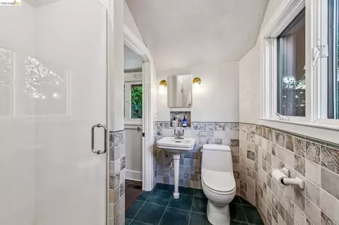 Bath - 2953 Hillegass Ave, Berkeley, CA 94705 photo 3 of 5