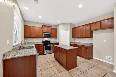 Kitchen - 24 Mandrake Ct, Oakley, CA 94561 photo 2 of 2