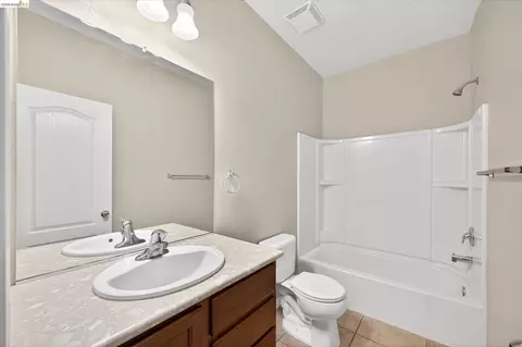 Bath - 24 Mandrake Ct, Oakley, CA 94561 photo 2 of 4