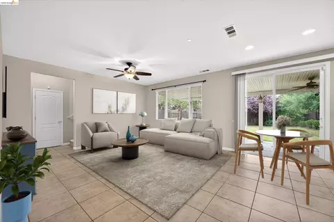 Living - 24 Mandrake Ct, Oakley, CA 94561 photo 3 of 5