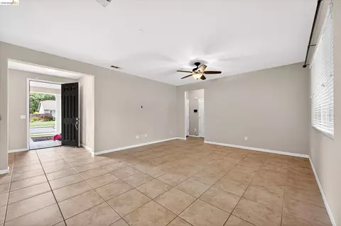 Living - 24 Mandrake Ct, Oakley, CA 94561 photo 2 of 5