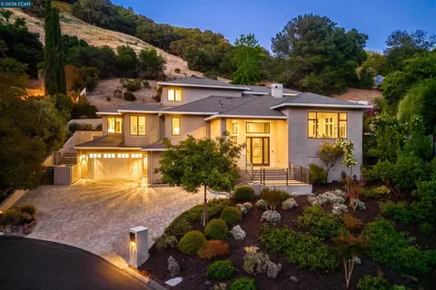 84 Mossbridge Ln, Orinda, CA 94563