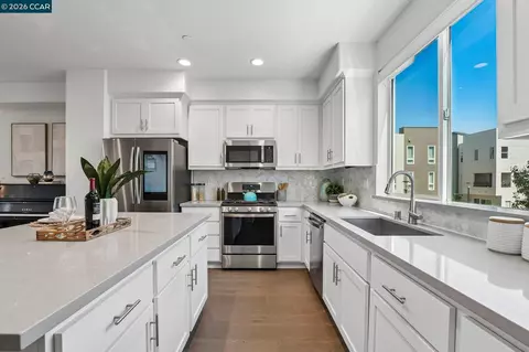 Kitchen - 1580 Wright Ave, Richmond, CA 94804 photo 2 of 4