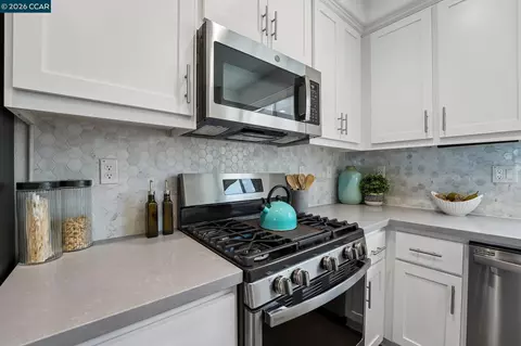 Kitchen - 1580 Wright Ave, Richmond, CA 94804 photo 3 of 4