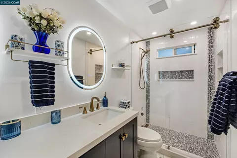 Bath - 1730 Elm Rd, Concord, CA 94519 photo 3 of 4
