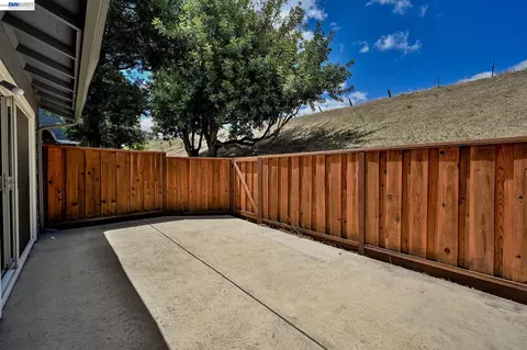 Exterior - 1202 Spring Valley Cmn, Livermore, CA 94551 photo 5 of 8