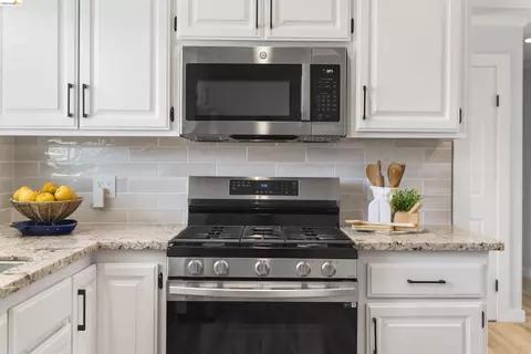 Kitchen - 7477 Limerick Ave, Dublin, CA 94568 photo 5 of 6