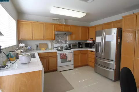 576 Ross Cir, Martinez, CA 94553 photo 2