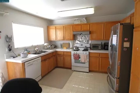 576 Ross Cir, Martinez, CA 94553 photo 3