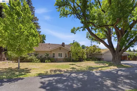 200 Greenwich Ln, Modesto, CA 95350
