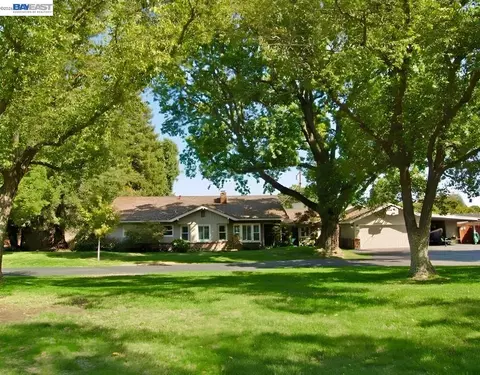 200 Greenwich Ln, Modesto, CA 95350