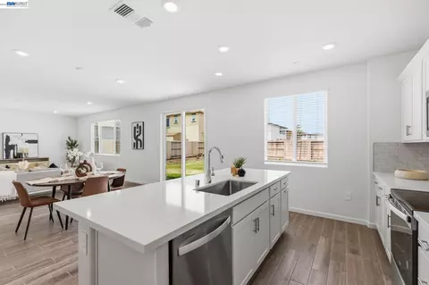 Kitchen - 2261 Hewins St, Manteca, CA 95337 photo 2 of 5