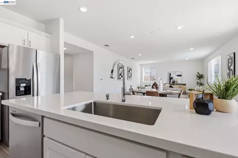 Kitchen - 2261 Hewins St, Manteca, CA 95337 photo 3 of 5