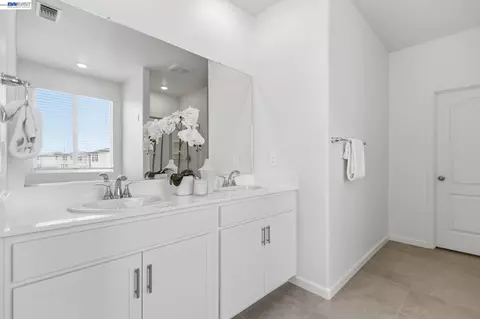 Entry Way - 2261 Hewins St, Manteca, CA 95337 photo 3 of 4