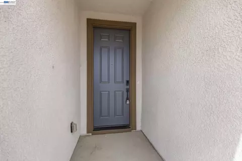 Entry Way - 2261 Hewins St, Manteca, CA 95337 photo 1 of 4