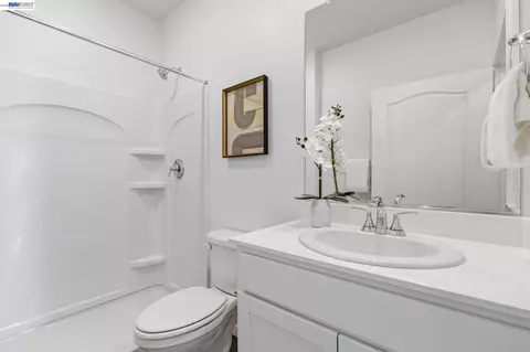 Bath - 2261 Hewins St, Manteca, CA 95337 photo 1 of 2