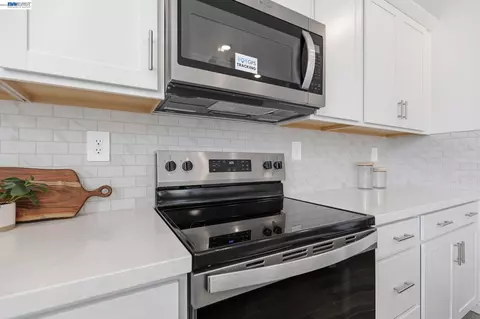 Kitchen - 2261 Hewins St, Manteca, CA 95337 photo 5 of 5
