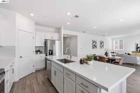 Kitchen - 2261 Hewins St, Manteca, CA 95337 photo 4 of 5