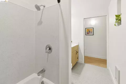 Bath - 1849 Shattuck Ave #207, Berkeley, CA 94709 photo 3 of 4