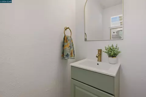Bath - 2321 Sunshine Dr, Concord, CA 94520 photo 2 of 2