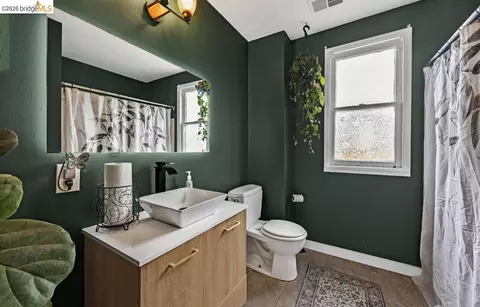 Bath - 220 Perkins Ave, Vallejo, CA 94590 photo 2 of 2